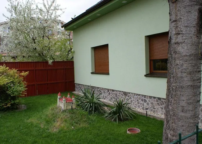 维拉利亚酒店 *