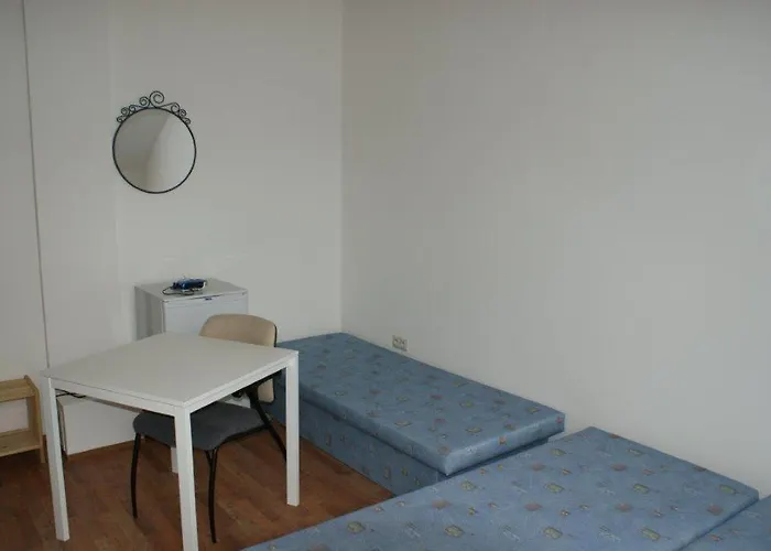 维拉利亚酒店 *